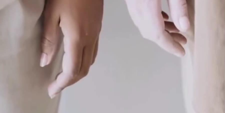 As mãos de duas pessoas, lado a lado, quase se tocando